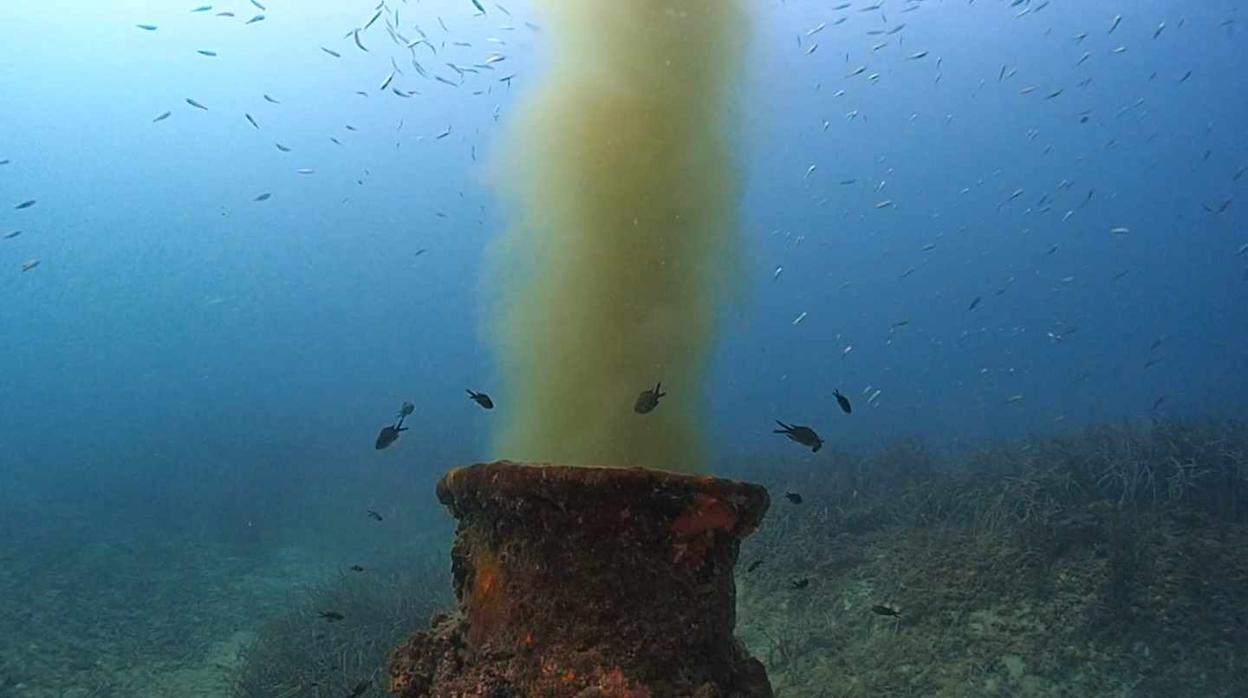 Imagen de archivo de un vertido de aguas fecales