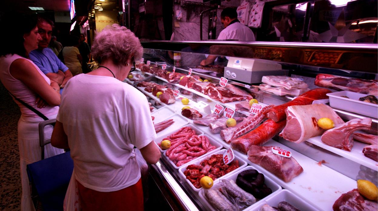 Clientes de una carnicería de Madrid