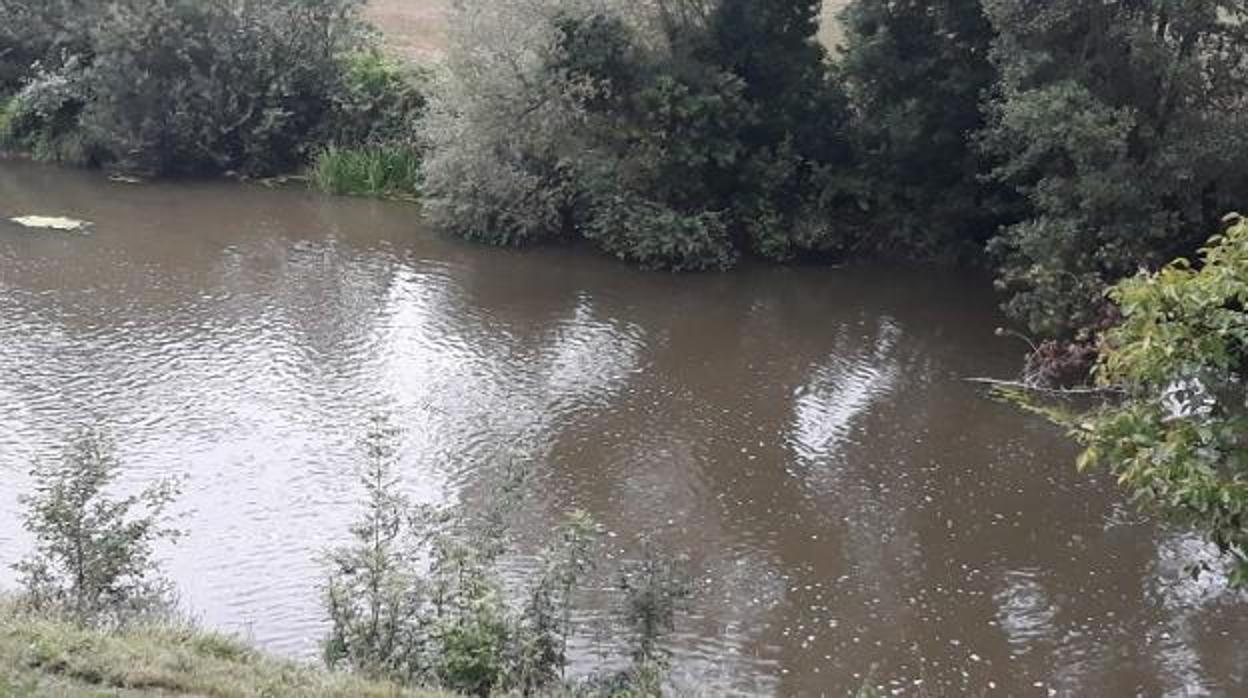 Los vertidos llegaron al Eo a través de un enlace con el río Ouria