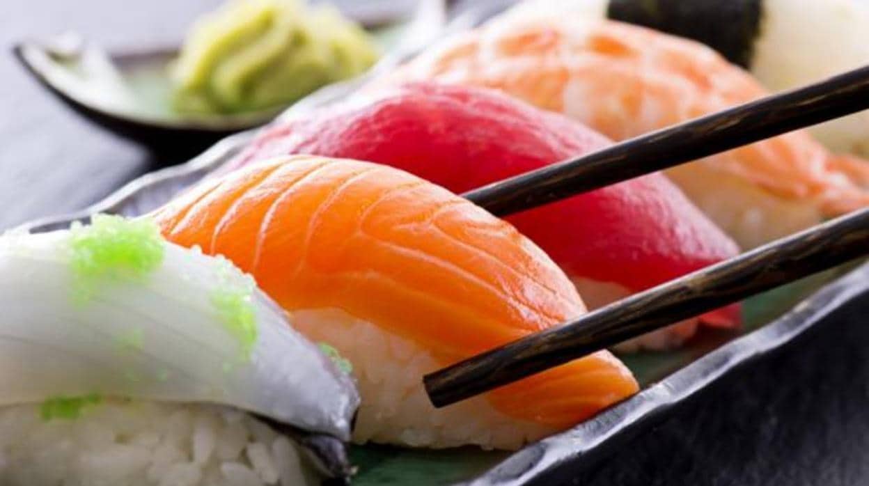 Imagen de archivo de piezas de sushi
