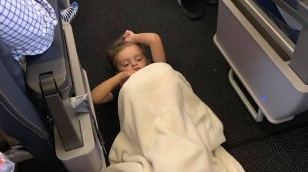 El bonito gesto de los pasajeros con un niño con autismo que sufrió una crisis durante un vuelo