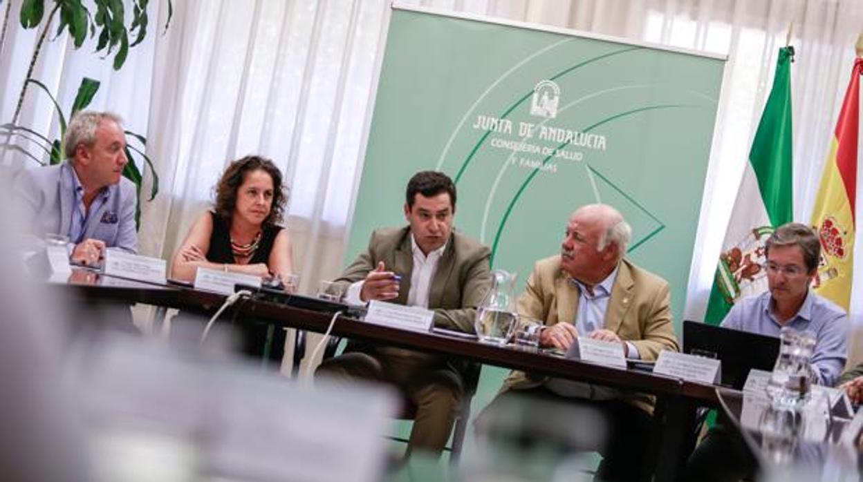 Juan Manuel Moreno Bonilla, Presidente de la Junta de Andalucía, y Jesús Aguirre, Consejero de Salud y Familias, asisten a la reunión del gabinete de seguimiento del brote de listeriosis (Archivo) -