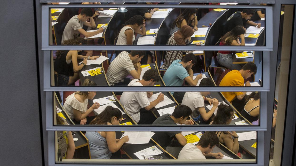 Un grupo de estudiantes durante los exámenes de Selectividad en la Universidad Pompeu Fabra de Barcelona