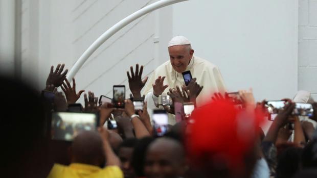 Francisco en Mozambique: «Los tiempos cambian; si lo lamentamos, nos petrificamos»