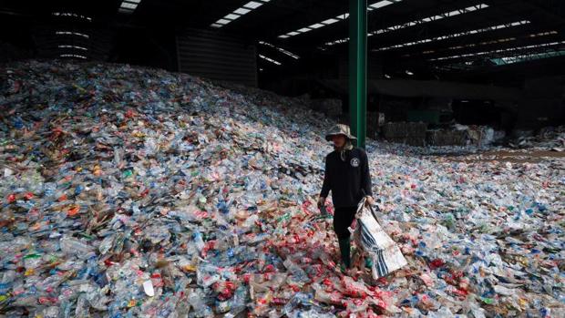 Las botellas de plástico vendidas en un año formarían el edificio del mundo con 830 metros