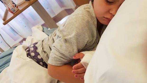 Una niña, al borde la muerte al contraer sepsis por probarse zapatos con los pies descalzos