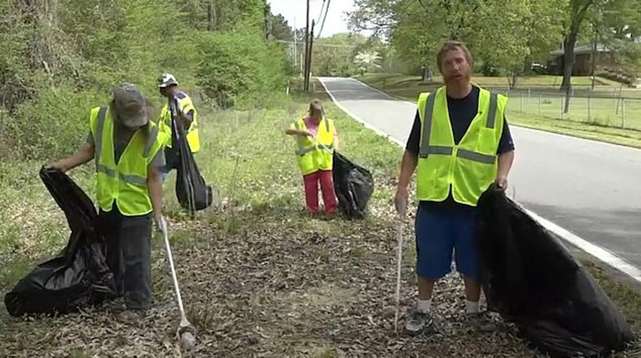 Una ciudad de Arkansas paga un sueldo a los sintecho por recoger basura de las calles