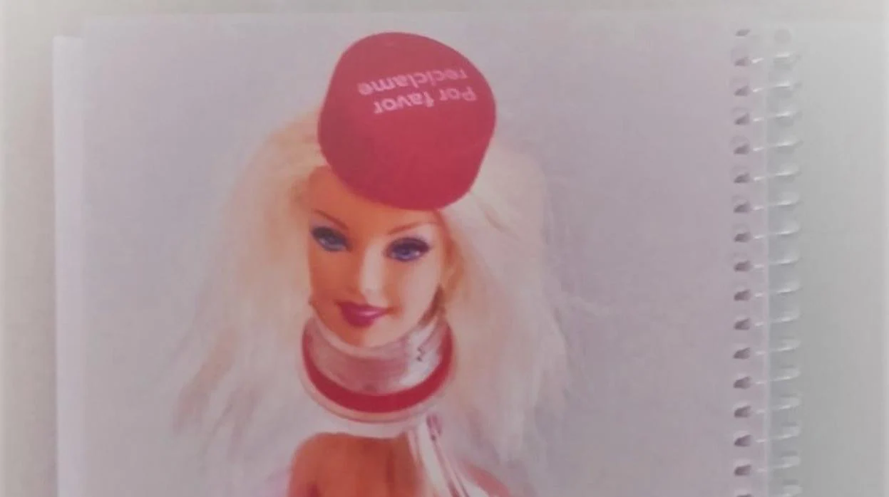 Agenda escolar del Instituto de Enseñanza Secundaria Damià Huguet de Mallorca en la que aparece la Barbie desnuda