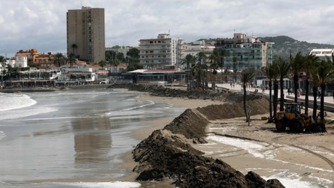 Muro de arena levantado en la playa de Javea para evitar el efecto del temporal