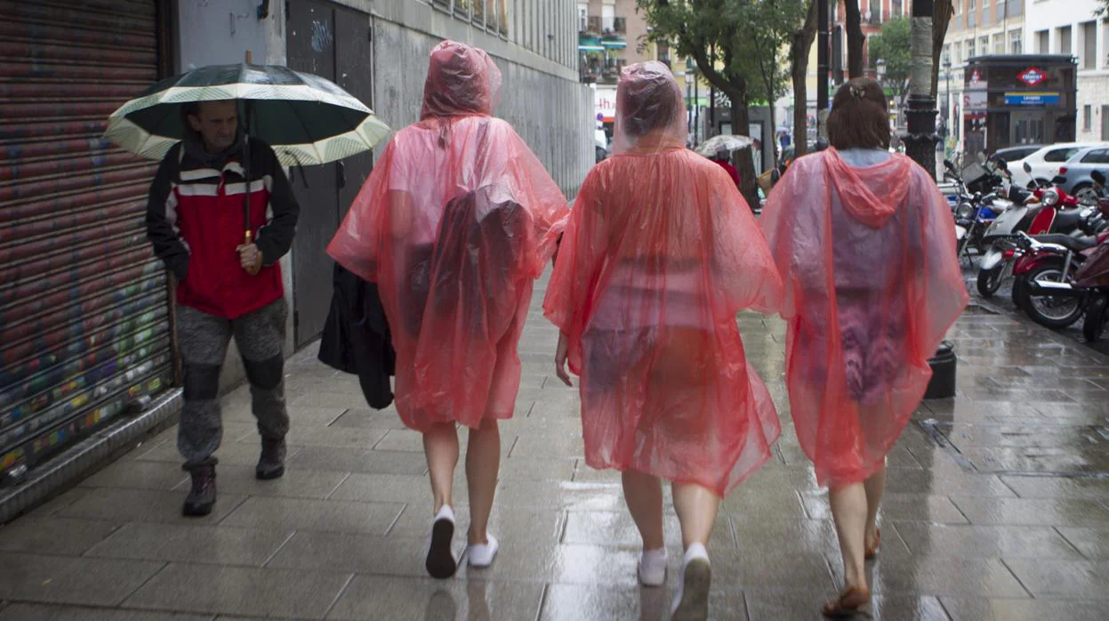 Turistas se protegen de la lluvia en Madrid