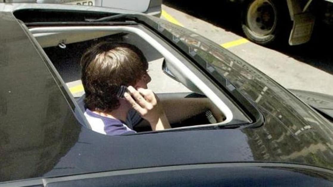 Usar el móvil al volante causa 390 muertos al año