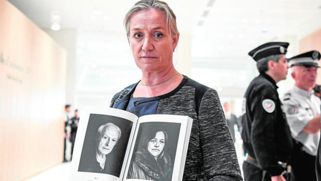 La neumóloga francesa Irene Frachon muestra un fotolibro con retratos de «víctimas» de Mediator. Esta experta declarará en el juicio