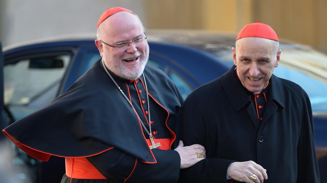 Los cardenales Reinhard Marx (izquierda) y Severino Poletto (derecha)