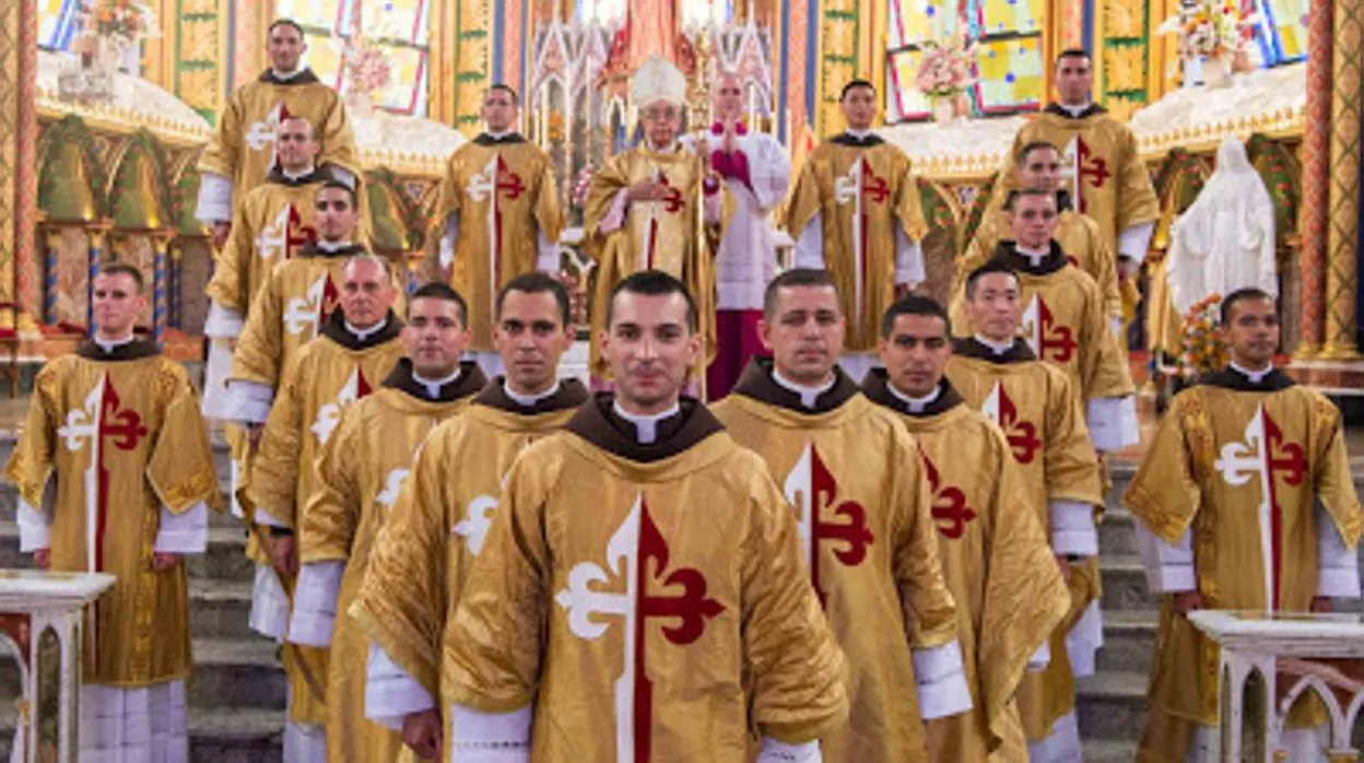 Nuevos sacerdotes Heraldos del Evangelio, en la Basílica Menor Nuestra Señora del Rosario de Sao Paulo, Brasil