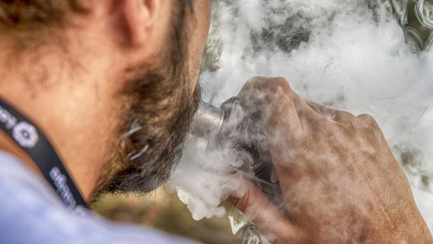 Estados Unidos revela las marcas de vapeo que están detrás de 800 pulmonías graves