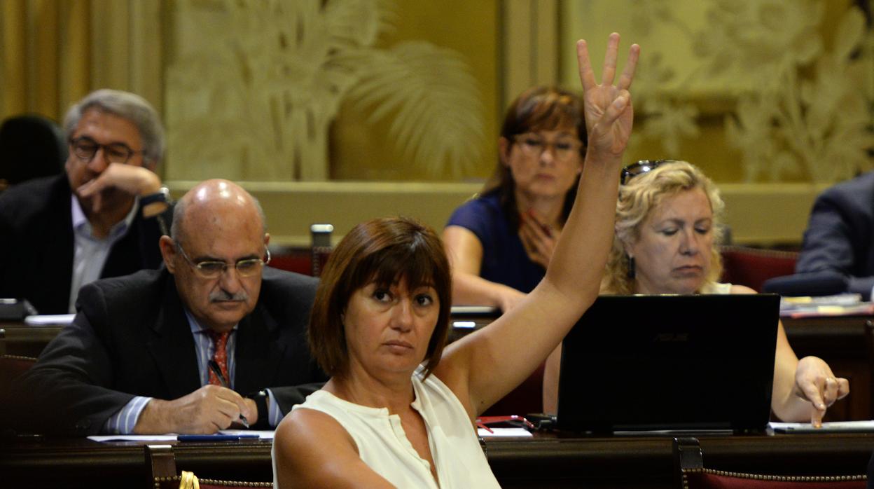 La presidenta de Baleares durante una sesión del Parlamento balear