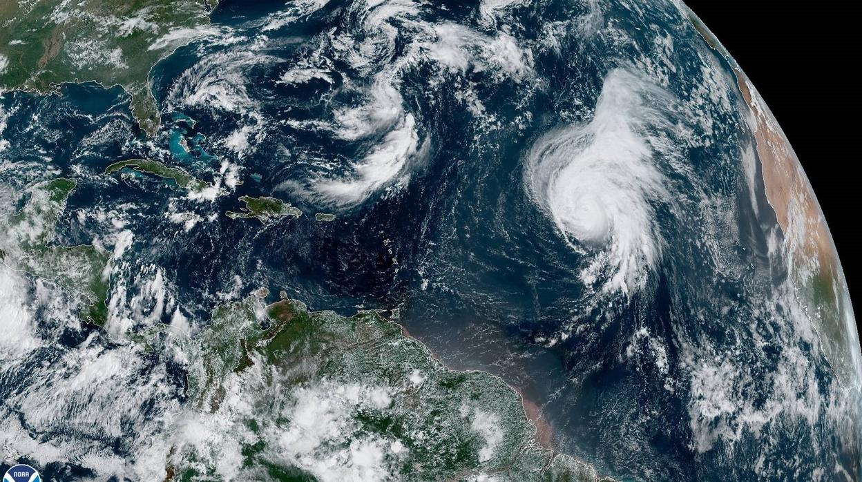 Fotografía satélite del huracán Lorenzo cedida por la Administración Nacional Oceánica y Atmosférica