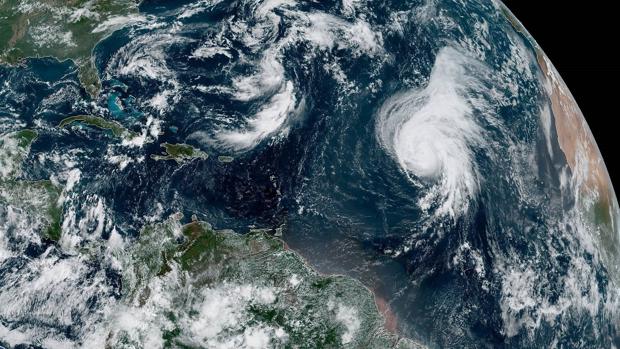 El huracán Lorenzo alcanza la categoría cinco y rozará Galicia