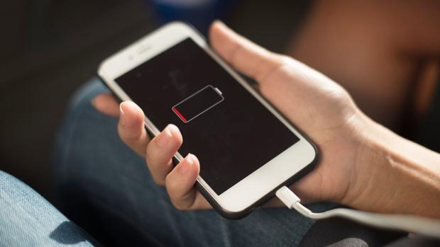 Muere una joven de 14 años tras explotar su móvil mientras lo cargaba en la almohada