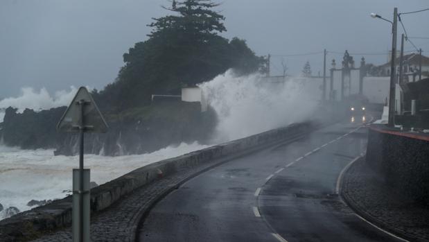 Personas realojadas, aldeas sin luz y vuelos interrumpidos: el rastro del huracán Lorenzo en las Azores