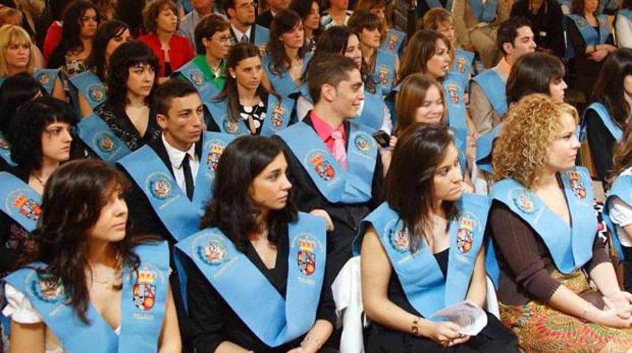 Alumnos de Magisterio del campus de Toledo en la ceremonia de su graduación