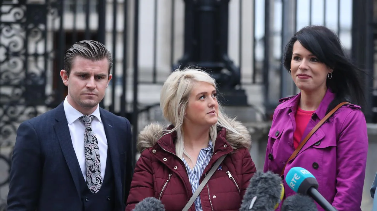 Sarah Ewart (centro) a la salida del Tribunal Superior en Belfast