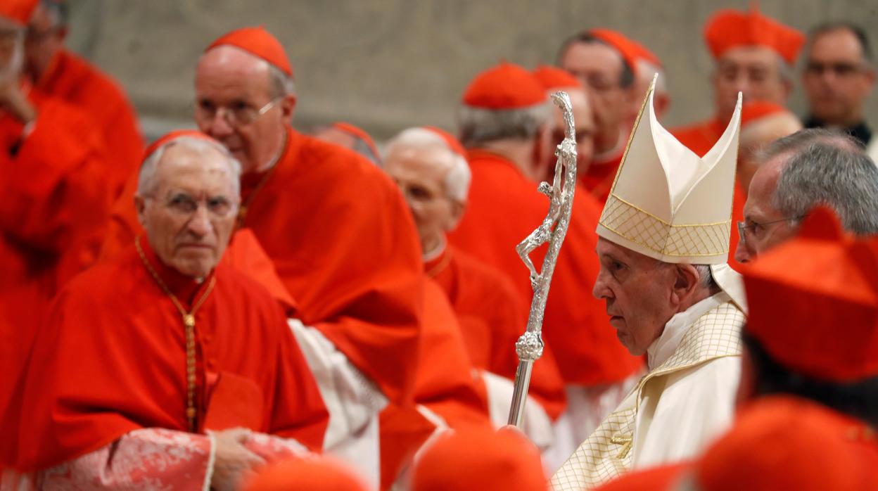 El Papa Francisco junto a los cardenales durante la ceremonia en la Basílica de San Pedro en el Vaticano