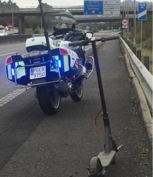 Una mujer accede en patinete a la autopista AP-9 y alega que se desorientó