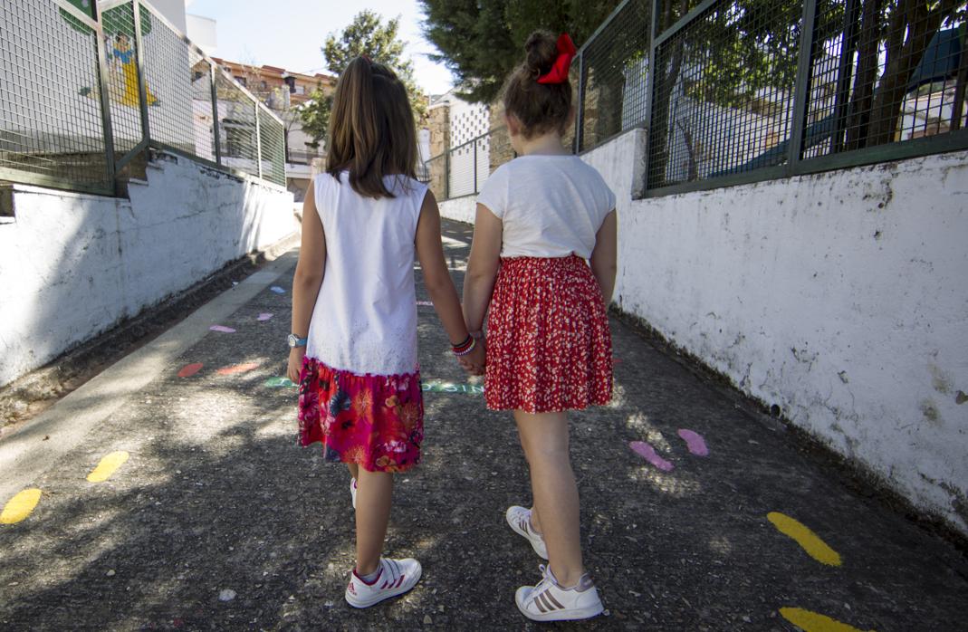 Niñas del colegio Santa Rosa de Lima de San Martín de Trevejo leen algunas frases escritas en fala en el patio que les motivan a mejorar, como ésta: «Podemos cometer errores»