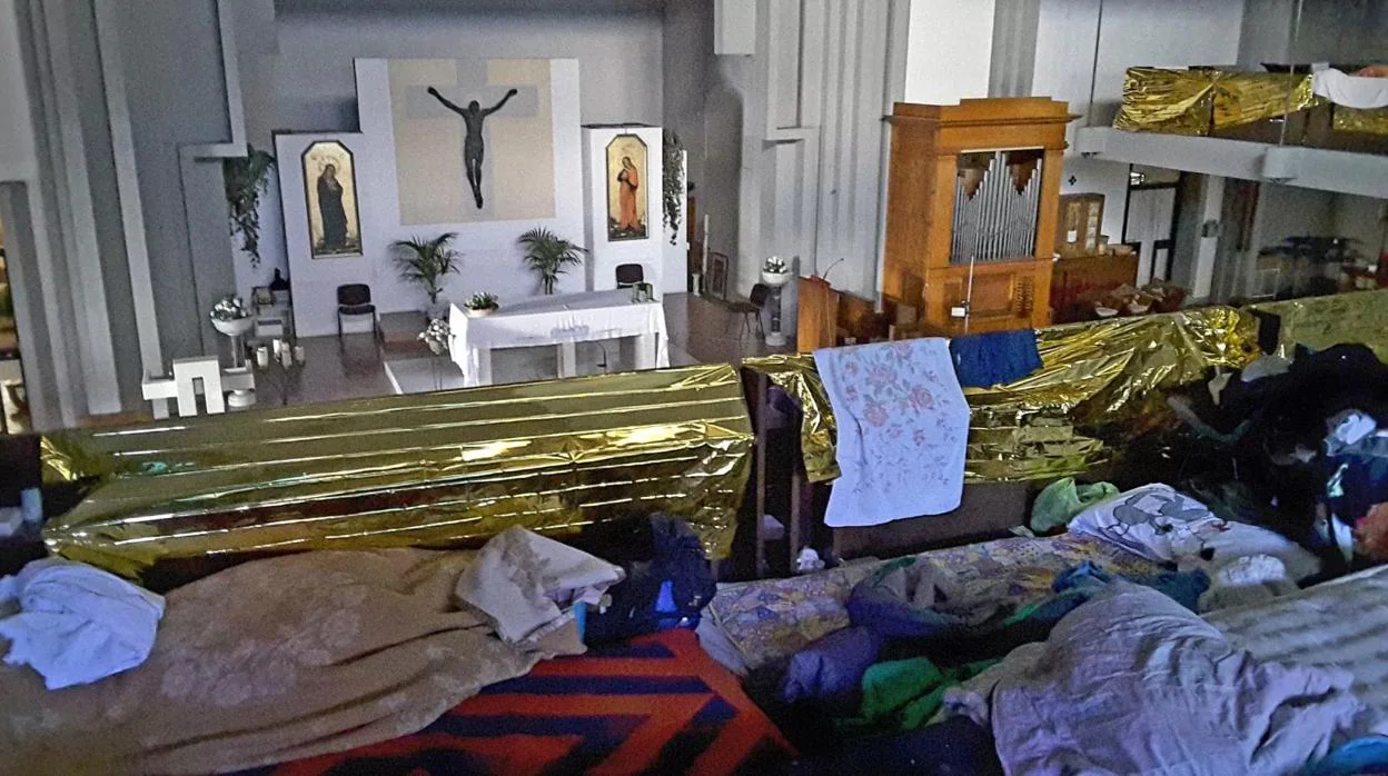 La iglesia de Pistoia ha perdido el decoro de un lugar de culto: colchones por el suelo, literas, mochilas...