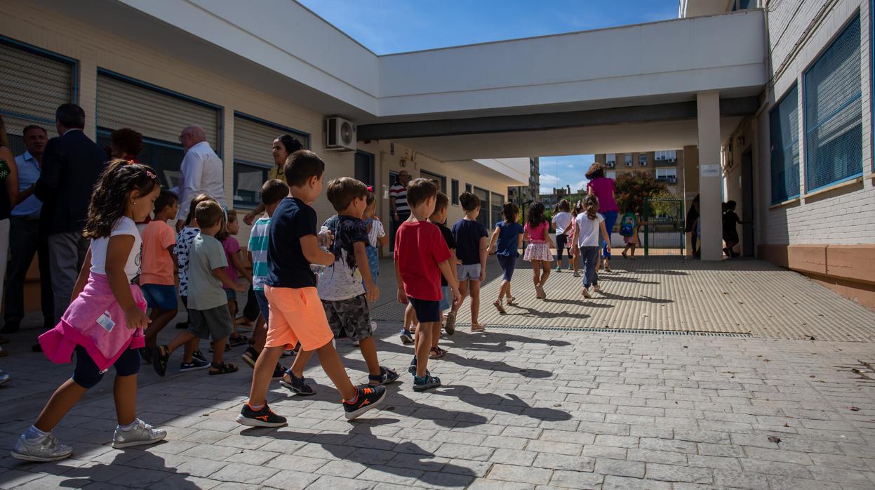 Imagen de archivo de niños entrando a la escuela