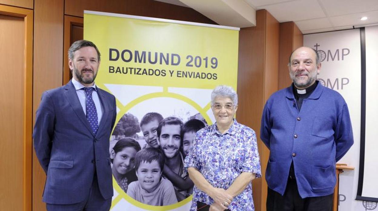 Raimundo Robredo (izqda.), la misionera Teresa Amayuelas y José María Calderón