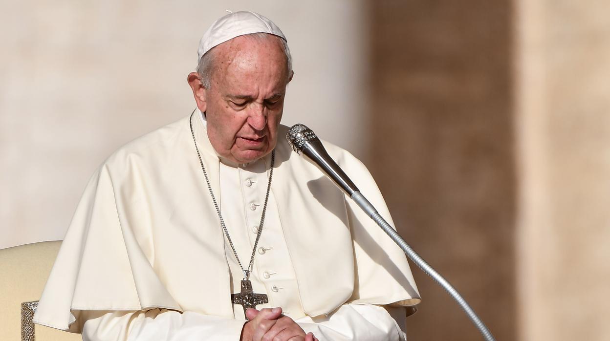 El Papa Francisco reza en la audiencia general de este miércoles