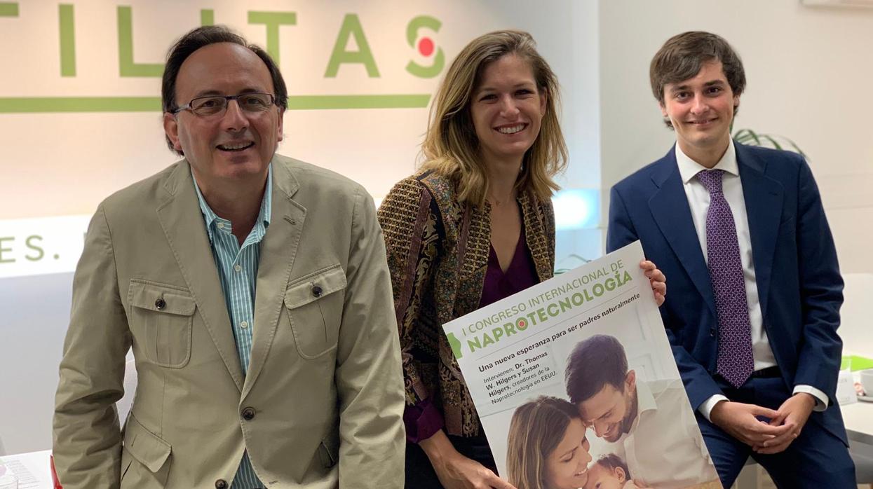 El doctor Ricardo Abengózar (izqda. de la imagen), la ginecóloga María Lombarte y Álvaro Ortega, director de Fertilitas