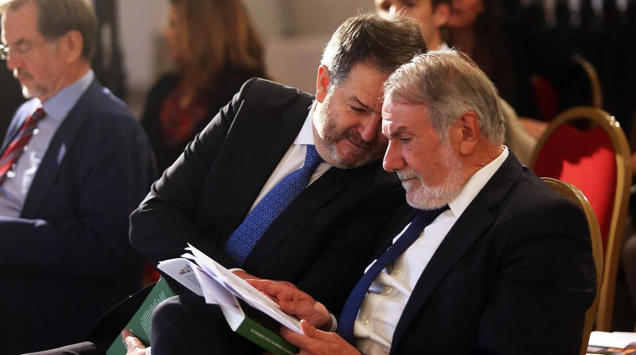 El director de ABC, Bieito Rubido, con Jaime Mayor Oreja, hoy durante el congreso en Santiago