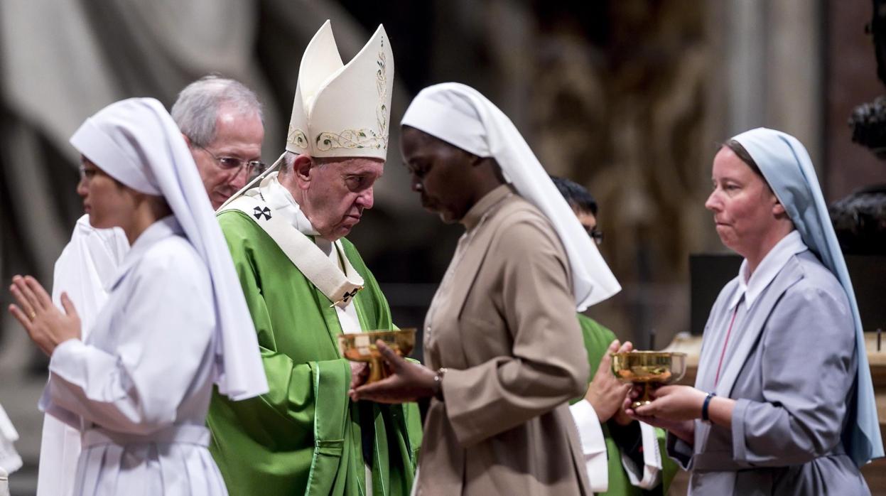 El Papa invita a ser misioneros mostrando «con la propia vida que Dios ama a todos»