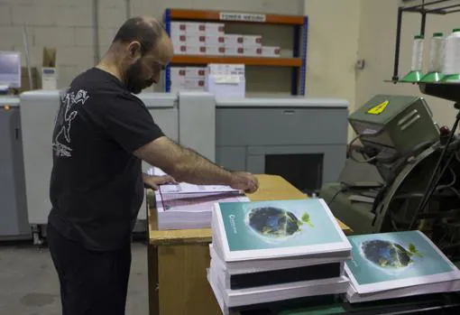 Las cubiertas se imprimen en máquinas distintas a las de las páginas