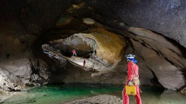 Buscan a cuatro espeleólogos portugueses en la cueva de Cueto-Coventosa