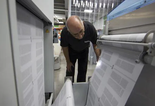 Un empleado de Safekat controla la impresión de las páginas