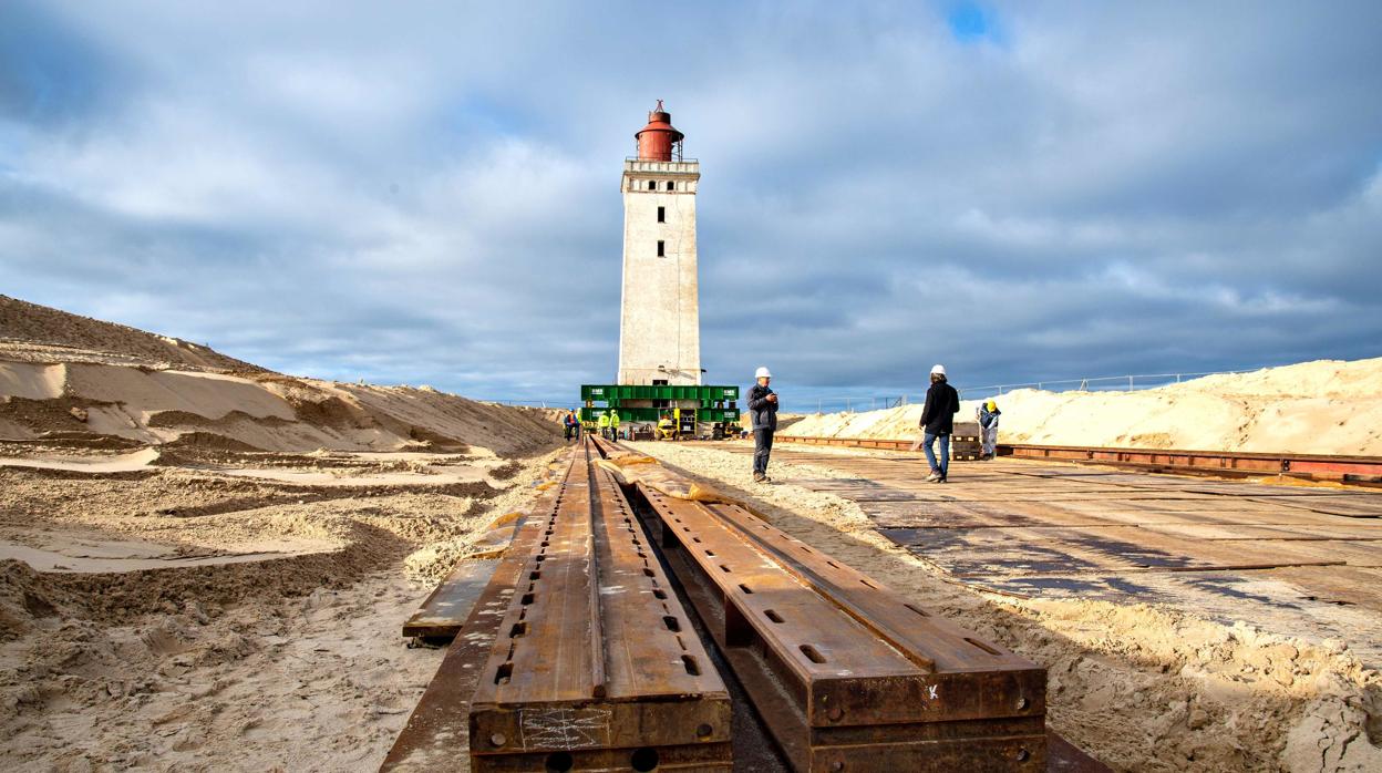 El faro de Rubjerg Knude, poco antes de comenzar su traslado