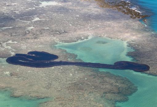 Vista aérea en la que se muestra la mancha de petróleo que golpeó la costa noreste de la playa de Peróba en Maragogi Alagoas (Brasil)EFE