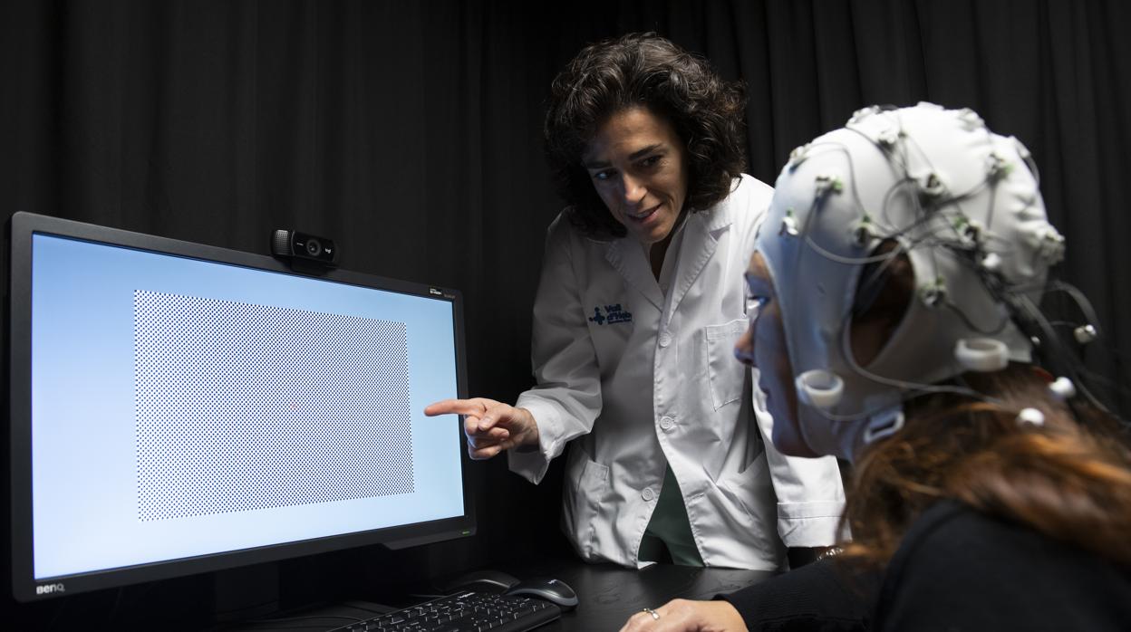 Los neurólogos han focalizado sus esfuerzos en conocer cómo reacciona el cerebro de los afectados a los distintos estímulos que ocurren en el entorno. En la imagen, la doctora Patricia Pozo Rosich, responsable del Migrain Adaptative Brain Center, monitoriza la actividad cerebral de una paciente