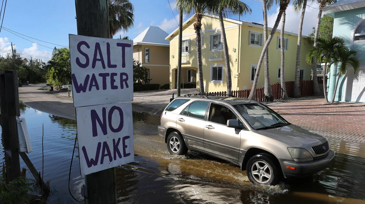 Las mareas y tormentas previas han hecho que el agua inunde las calles en los Cayos de Florida