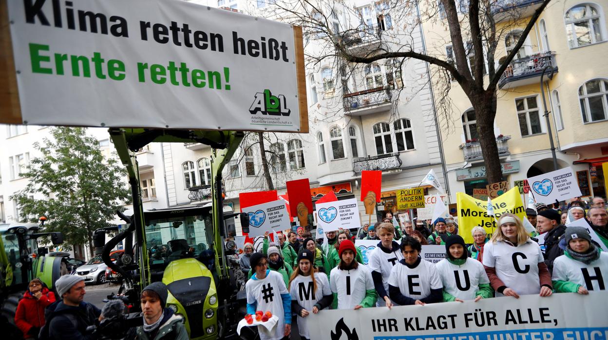 Activistas de Greenpeace protestan por los derechos de los granjeros en Berlín