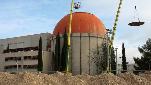 Comienzan a desmontar la cúpula de la central nuclear de Zorita