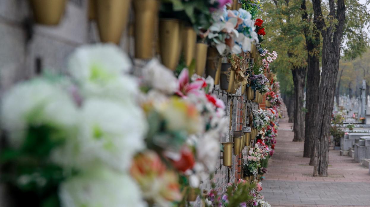 Nichos de flores en un cementario de Madrid