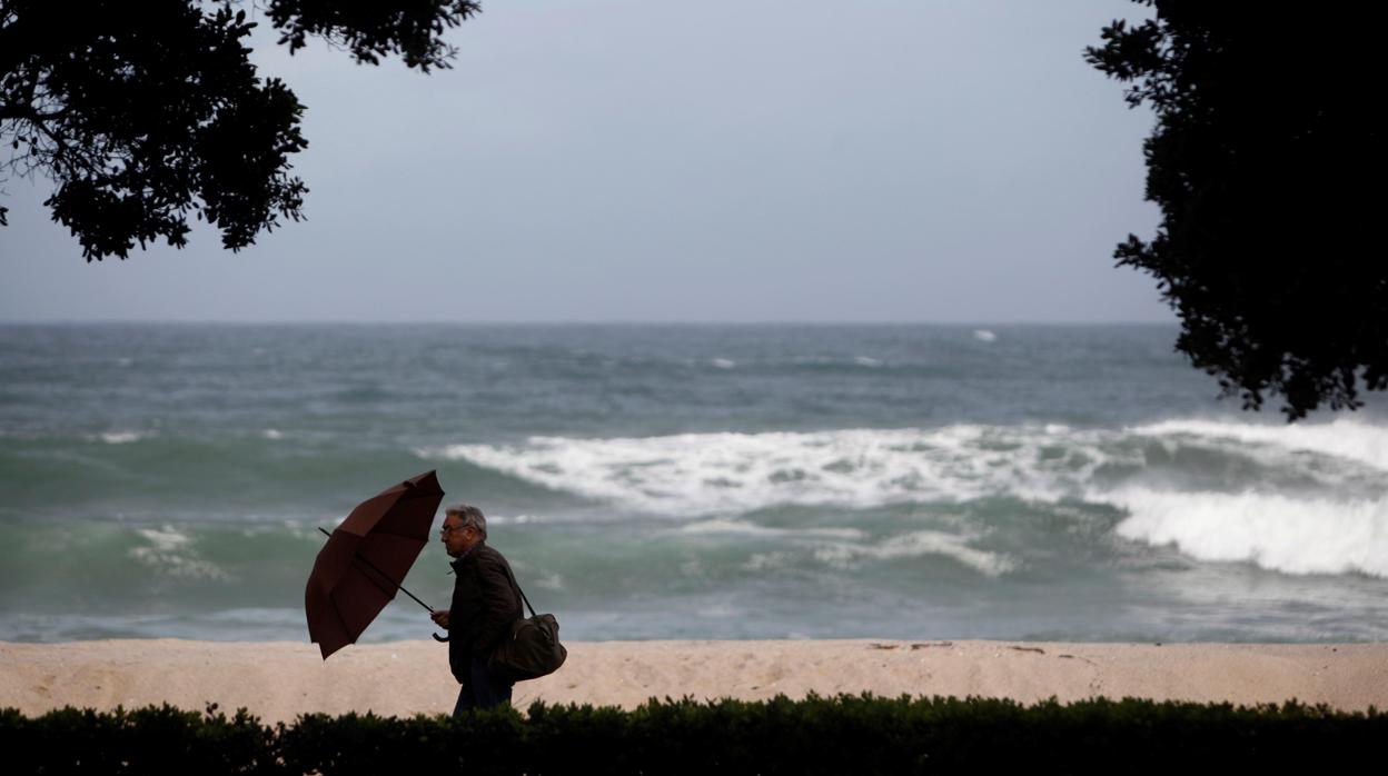 Un hombre camina este lunes por el paseo marítimo de A Coruña