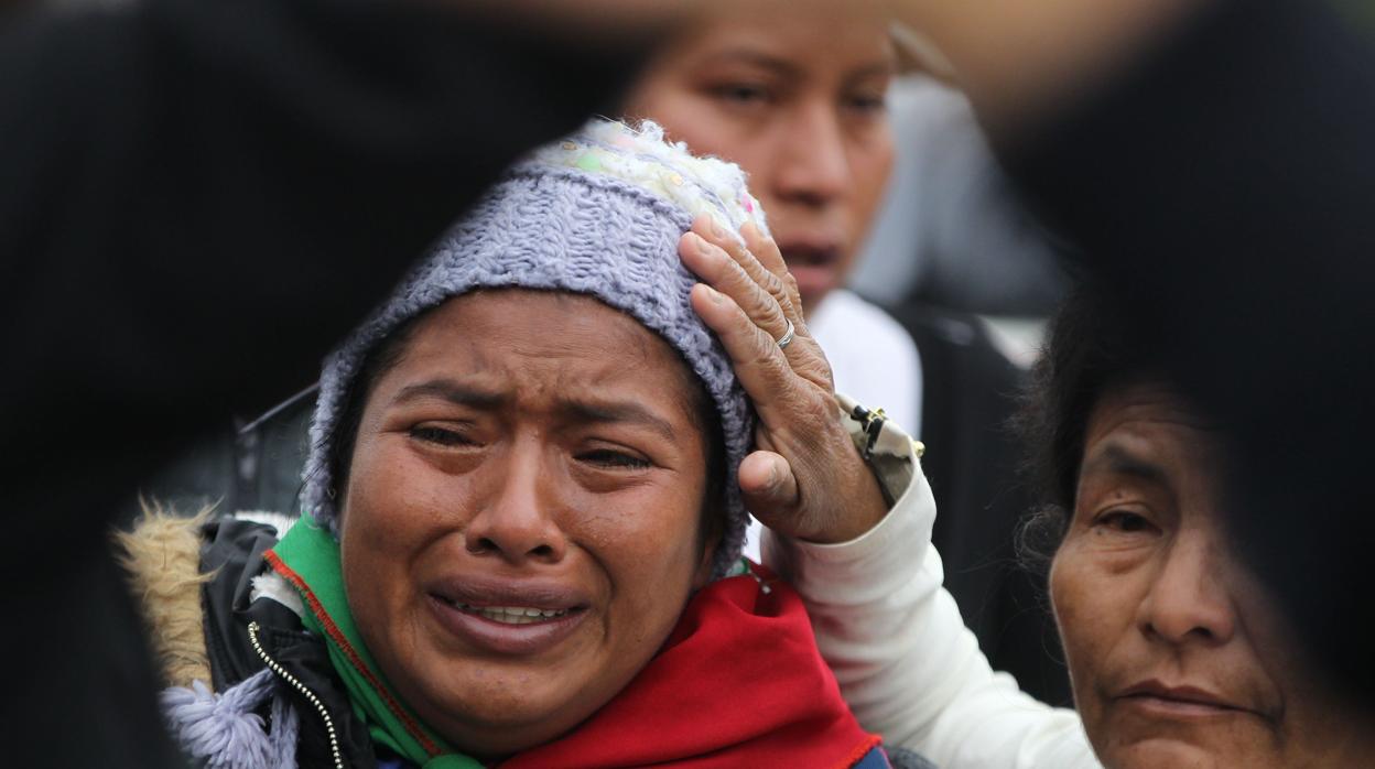 Una mujer llora durante el funeral de los 5 miembrros de la guardia indígena en Tacueyó (Colombia)