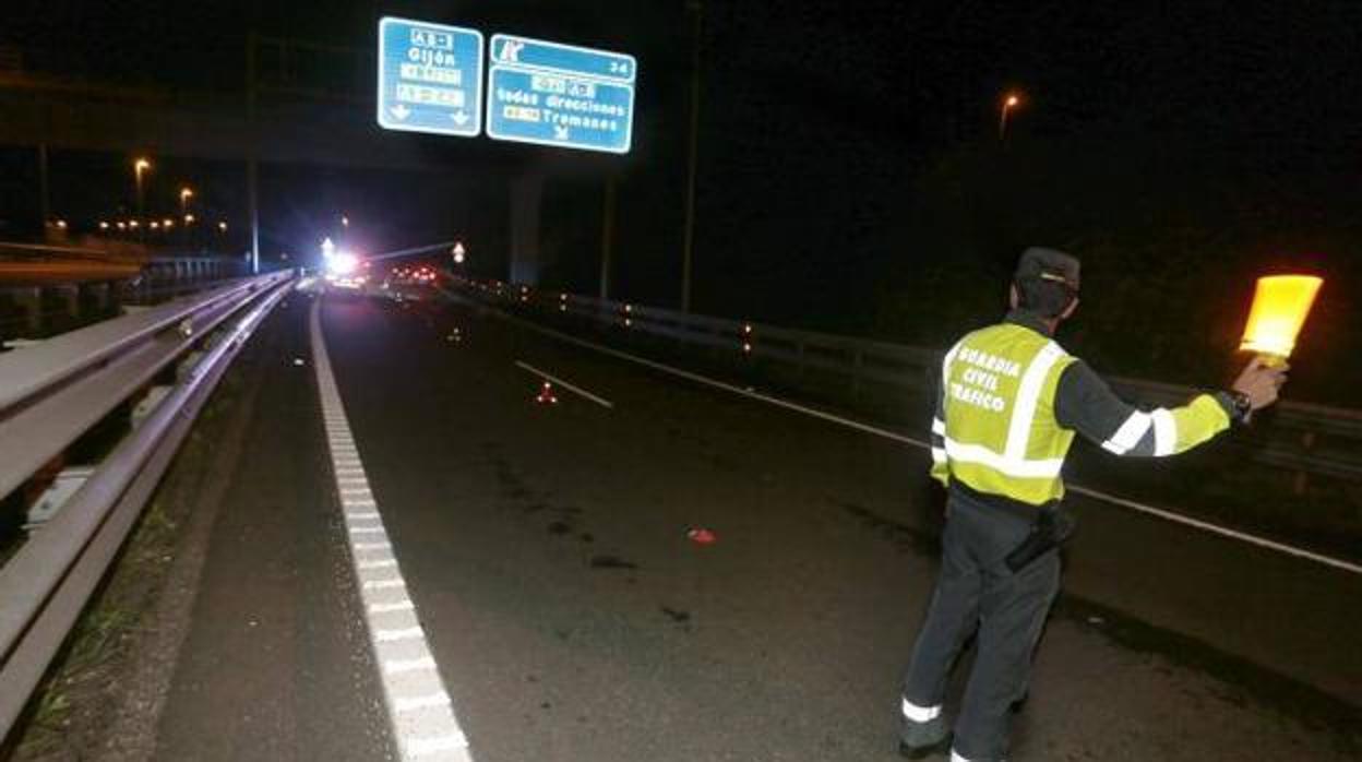 Un guardia civil, anoche, en la autovía minera tras los accidentes