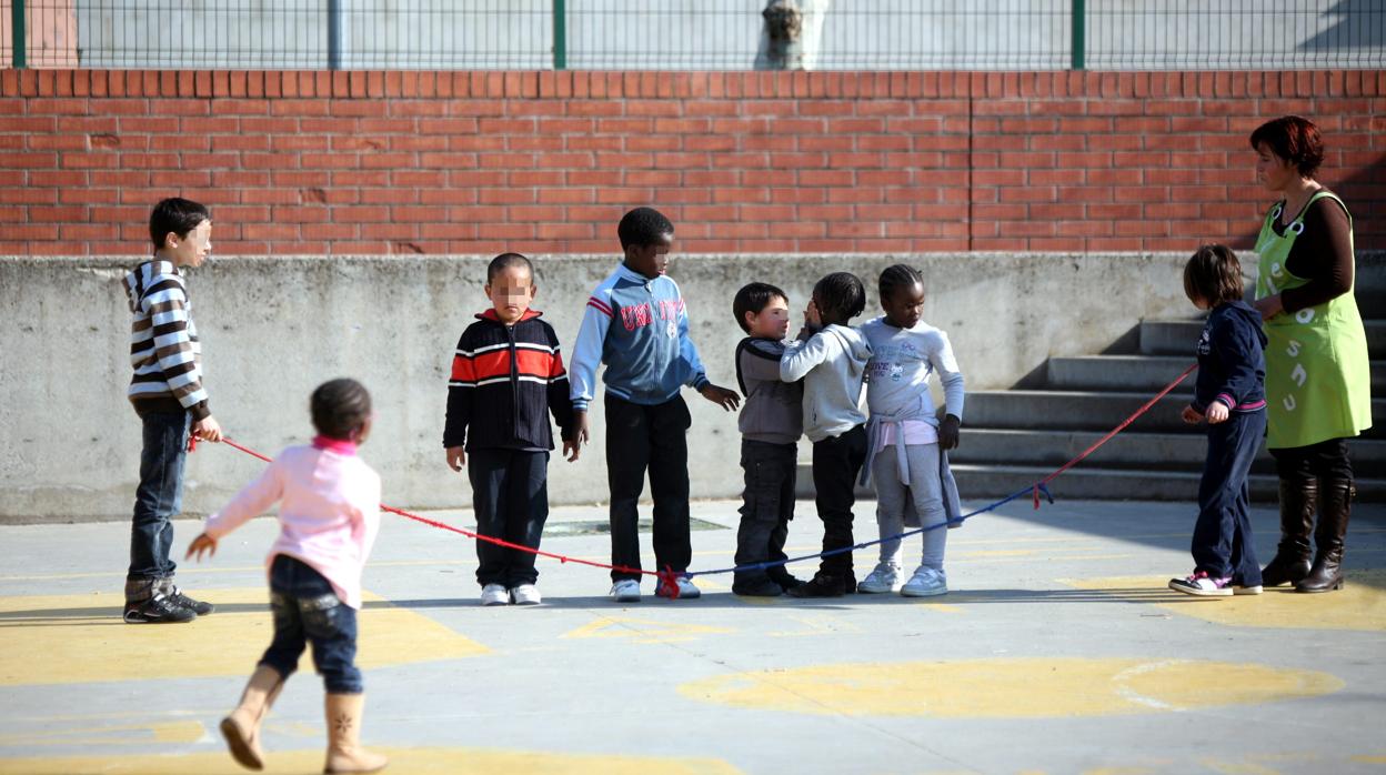 Imagen de archivo de niños en el patio del colegio